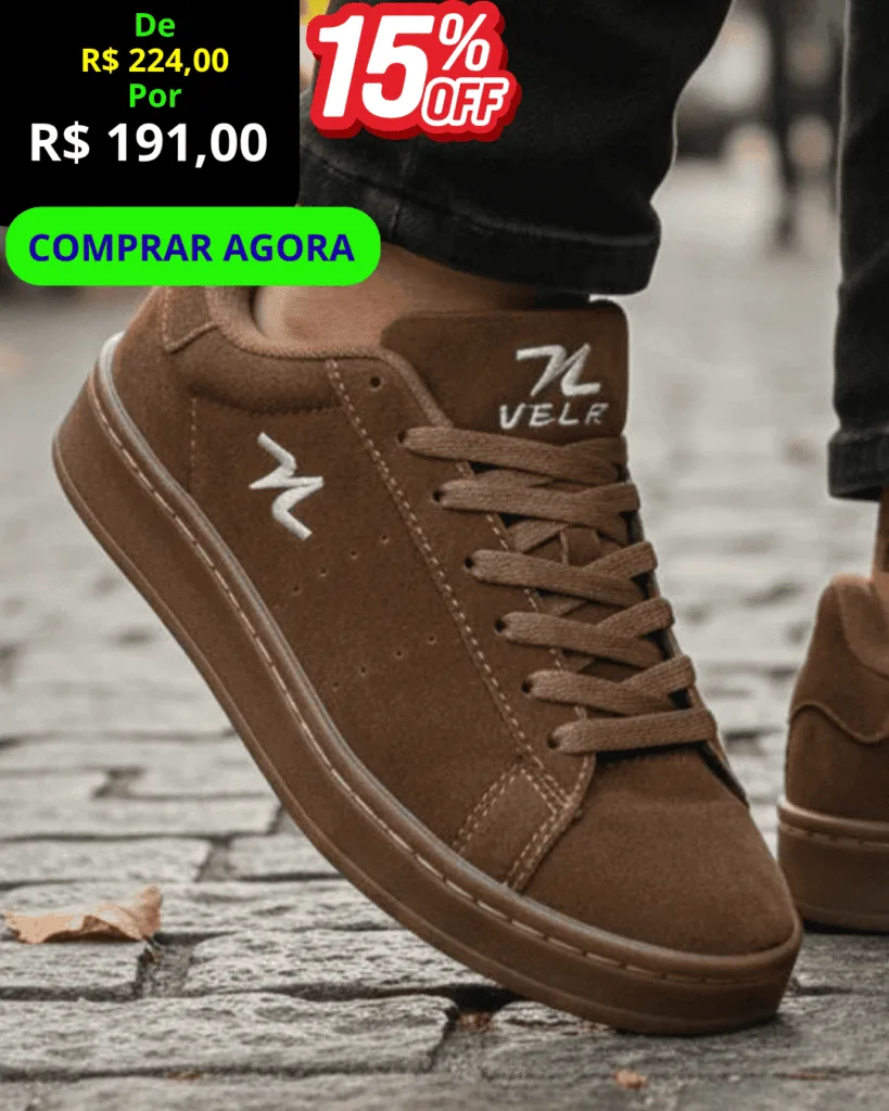 Tênis casual masculino em camurça marrom com detalhes brancos e solado de borracha, sendo usado em ambiente urbano com calça preta.