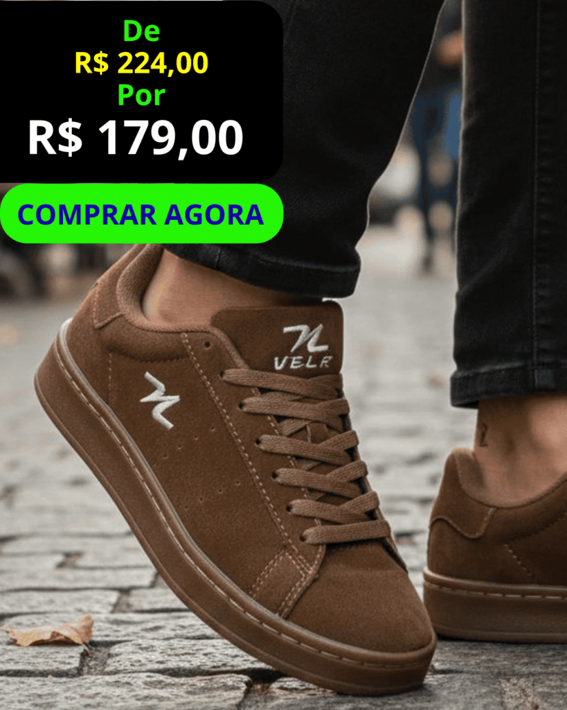 Tênis casual masculino em camurça marrom com detalhes brancos e solado de borracha, sendo usado em ambiente urbano com calça preta.