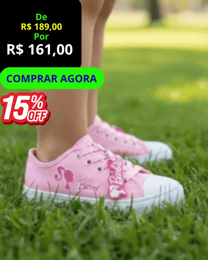 Tênis infantil feminino cano baixo na cor rosa com estampa lateral e pingente de personagem, solado de borracha branco e cadarços rosa.