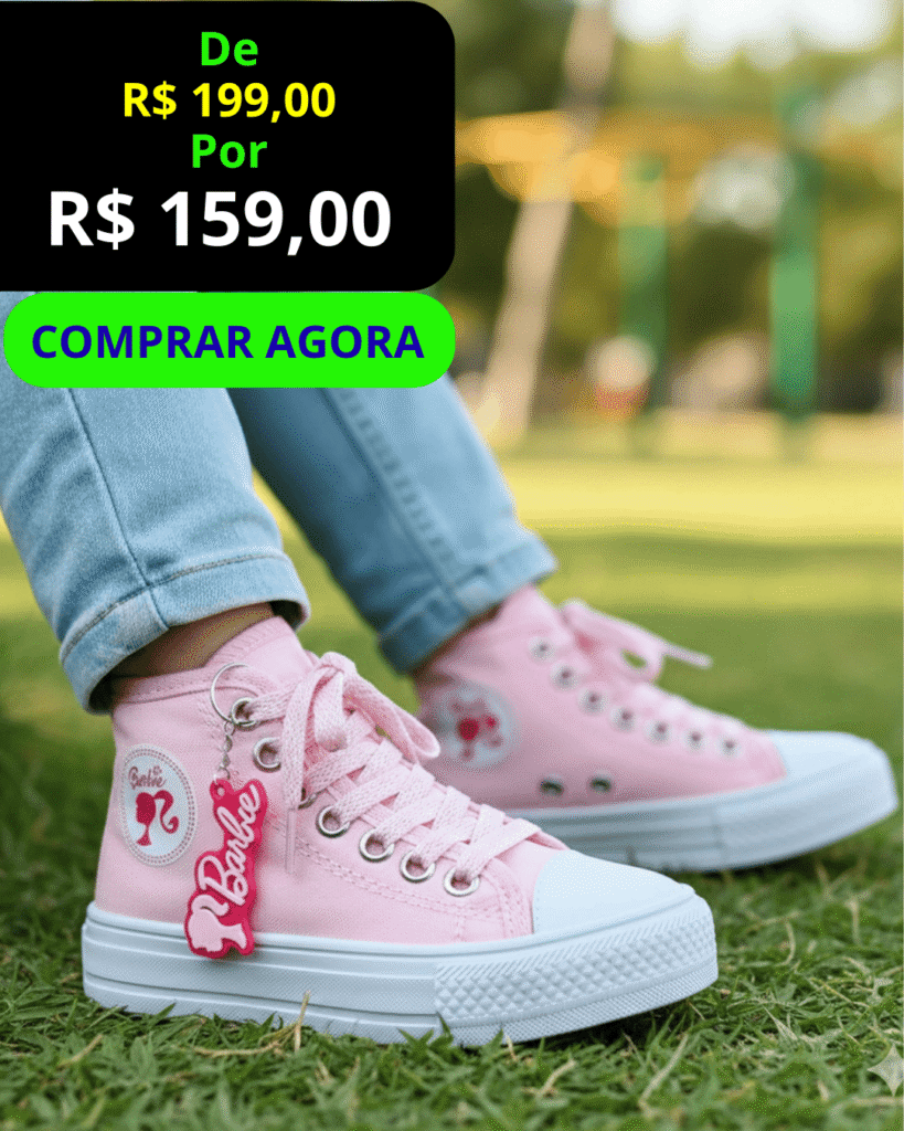 Tênis infantil feminino de cano alto na cor rosa, estilo casual com cadarços brancos e pingente de personagem, ideal para o dia a dia e conforto escolar.