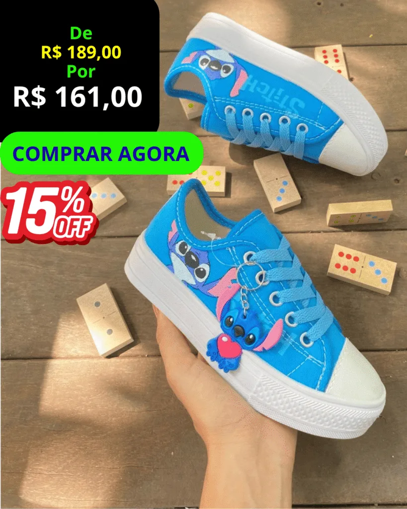 Tênis infantil feminino cano baixo na cor azul com estampa lateral e pingente de personagem, solado de borracha branco e cadarços rosa.