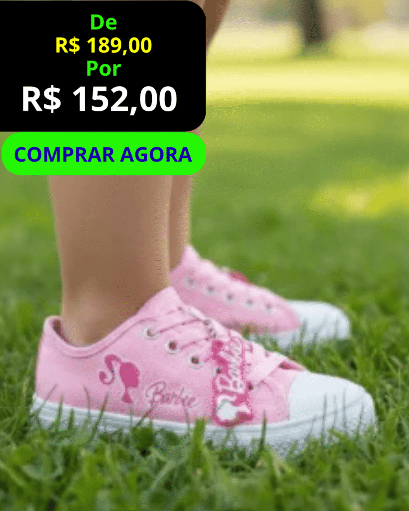 Tênis infantil feminino cano baixo na cor rosa com estampa lateral e pingente de personagem, solado de borracha branco e cadarços rosa.