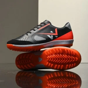 Chuteira Society Profissional DRY 2026 com sola de borracha antiderrapante. Chuteira Society Masculina Performance cor Preta e Prata com travas baixas - Par em destaque.