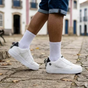 Tênis Airforce TM Moderno - Estilo Urbano e Conforto 2026. Detalhe lateral do Tênis Airforce TM Branco no pé, destacando o puxador traseiro estilizado e o acabamento premium.