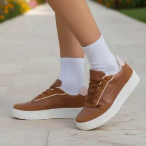 Tênis Feminino Casual Kyoto em tom caramelo (marrom claro) com detalhes em rosa seco e solado branco, mostrado em ângulo lateral.