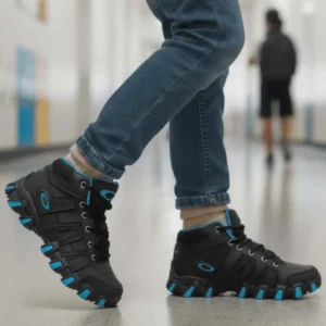 Tênis Infantil Botinha Gaelzim - Conforto 2026. Aluno caminhando com o Tênis Gaelzim preto e azul, mostrando a flexibilidade do cano médio e o conforto durante o passo.