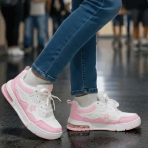 Tênis Infantil Star Skate Sneaker. Criança em movimento usando o tênis Star Skate rosa e branco, destacando o amortecimento no calcanhar e o solado tratorado.